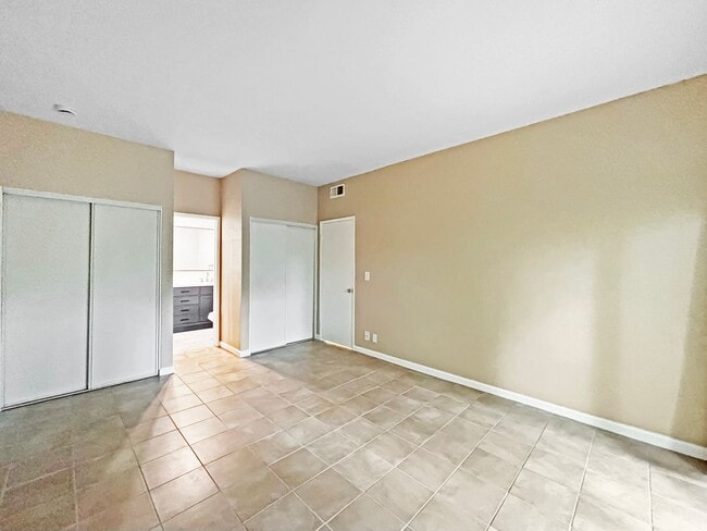 Building Photo - Beautiful 3BD/3BA Townhouse in Fashion Val...