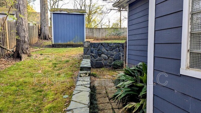 Building Photo - 1411 May Ave SE