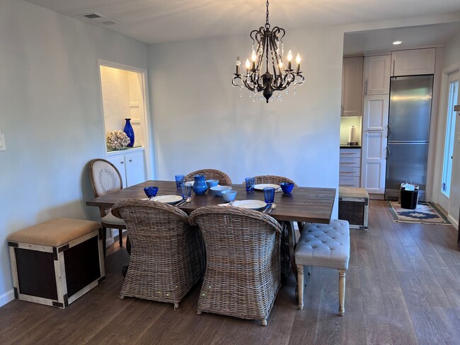 Building Photo - Fully-furnished Sleek 2-bedroom, 2-bathroo...