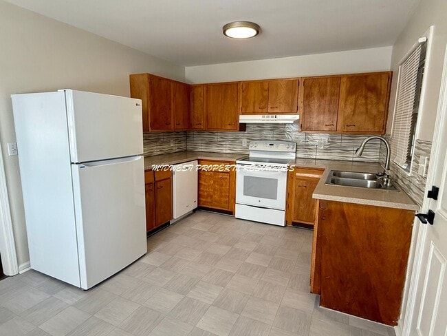 Building Photo - 2 Bed | 1 Bath Duplex Near Downtown Lee’s Summit