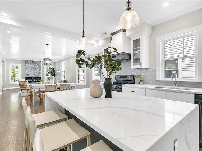 Building Photo - 18 Laurel St