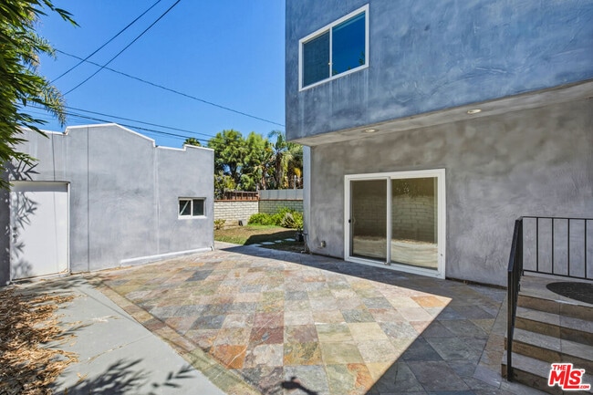 Building Photo - 869 Warren Ave