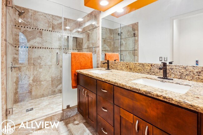 Building Photo - Gorgeous 2 Bed, 2.5 Bath End-Unit Home Available NOW in Aliso Viejo!