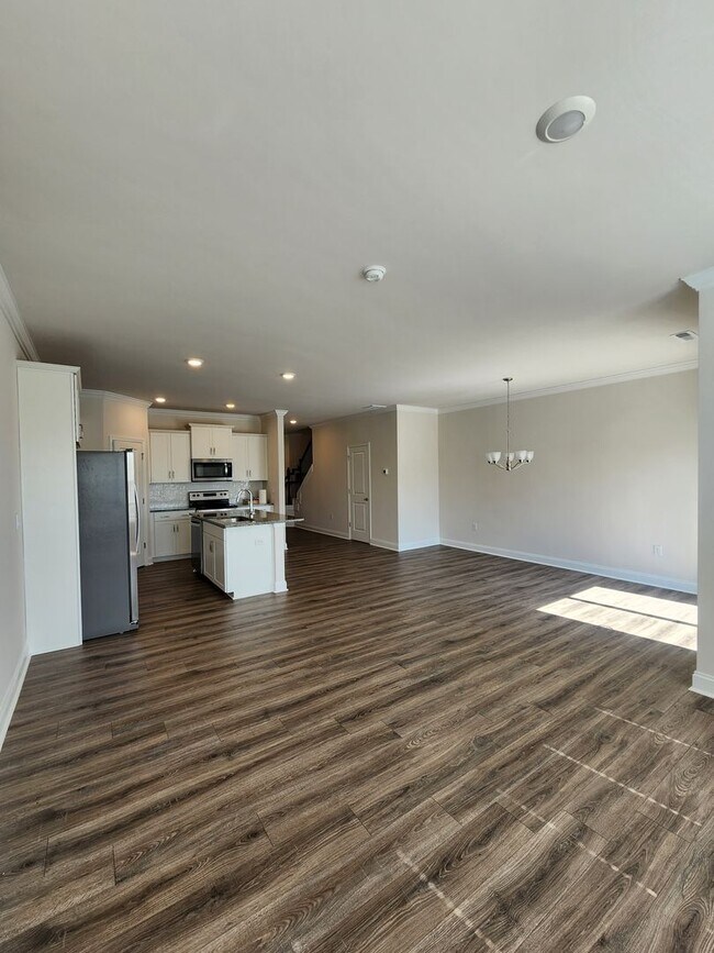 Building Photo - **6 Month Lease** Hendersonville Rental!