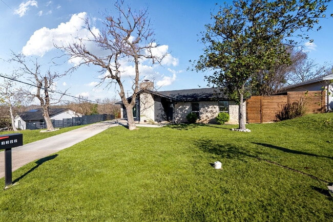 Building Photo - Gorgeous New Remodel with a Bright and Open Floorplan