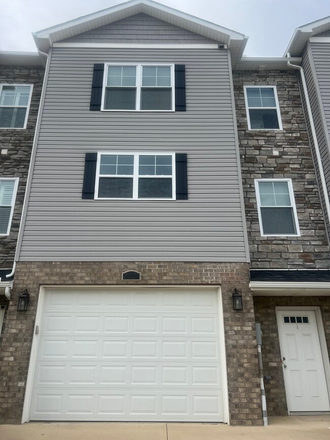 Building Photo - 2028 Mountain Ash Ln