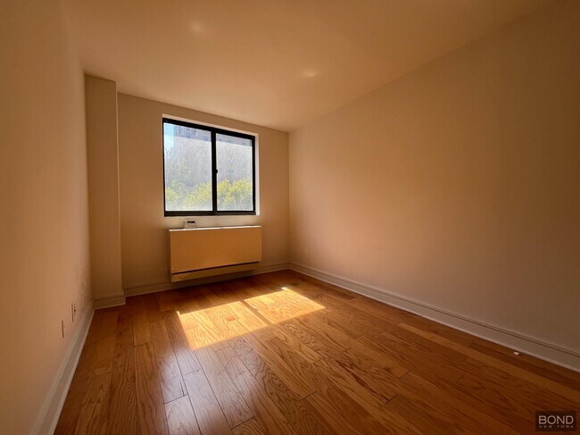 Building Photo - 323 W 96th St
