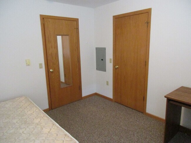 Building Photo - 3 Bedroom, 2 Bath