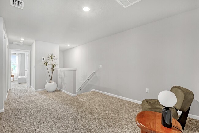 Building Photo - 5648 SE Edgewater Cir