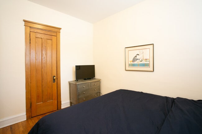 Building Photo - 3338 N Wolcott Ave