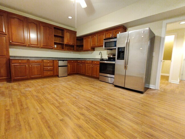 Building Photo - 701 Yorkshire Rd NE