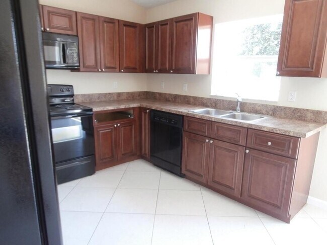 Building Photo - 3/2/2 for Rent (Part of the garage has been converted)