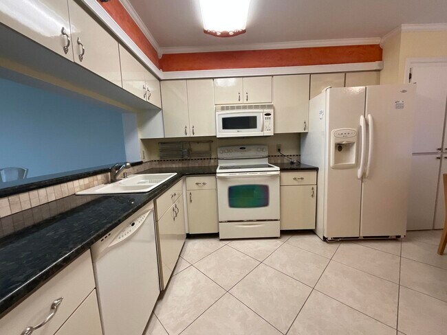 Building Photo - 14475 Strathmore Ln