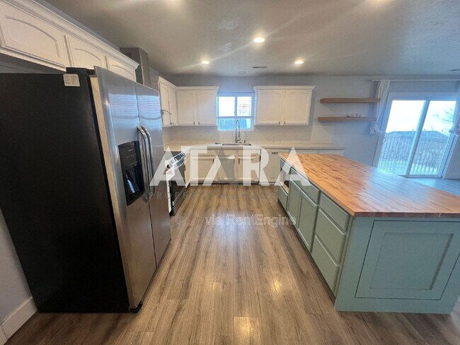 Building Photo - 258 Kestrel Dr