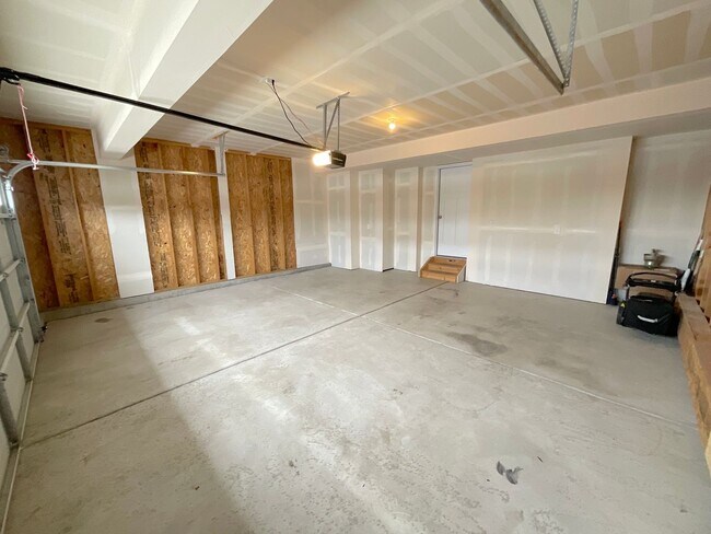 Building Photo - 3 Bedroom Home Available Near S Powers Blv...