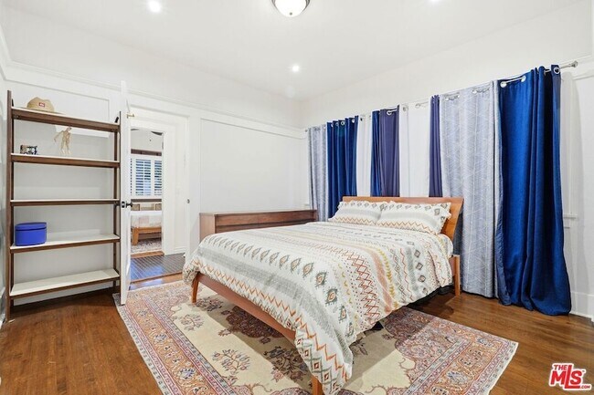 Building Photo - 1458 W 48th St