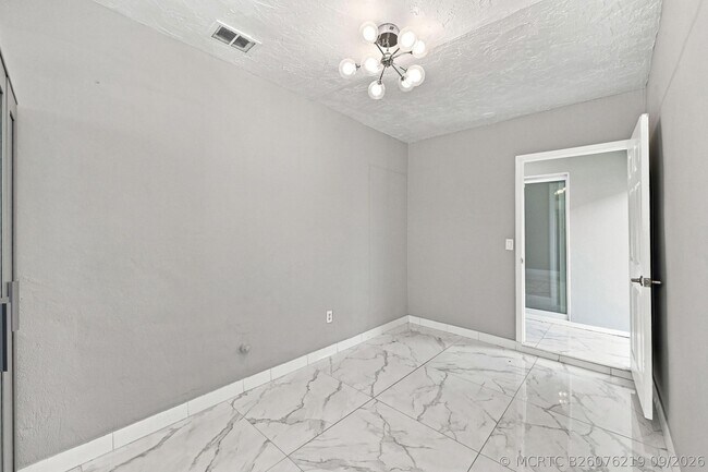Building Photo - 372 W Riverbend Dr