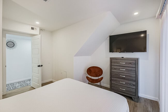 Building Photo - 5021 Libbey Dr