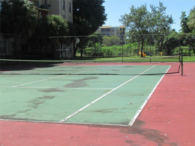 Building Photo - 9360 Fontainebleau Blvd