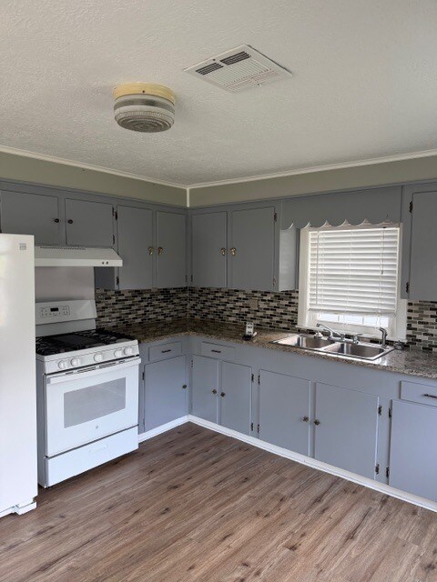 Building Photo - 570 Dewey Rd