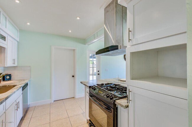 Building Photo - SFH 4-2