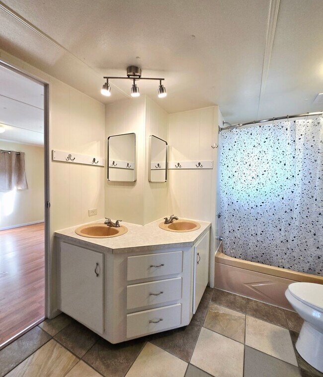 Building Photo - 2 Bed, 1 Bath - Move-In Ready in Cape George with Water Glimpses For Rent!