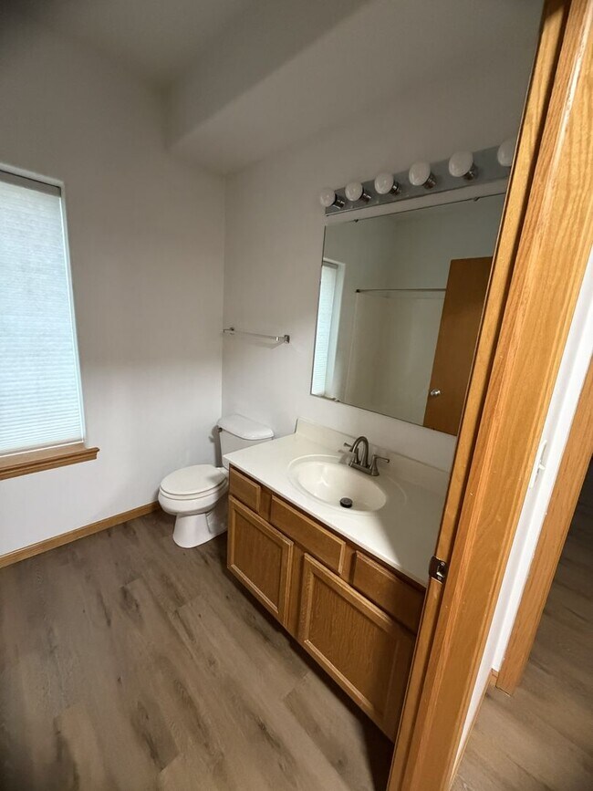 Building Photo - New Listing - 2 Bedroom, 1 Bath Condo on Northeast side of Iowa City
