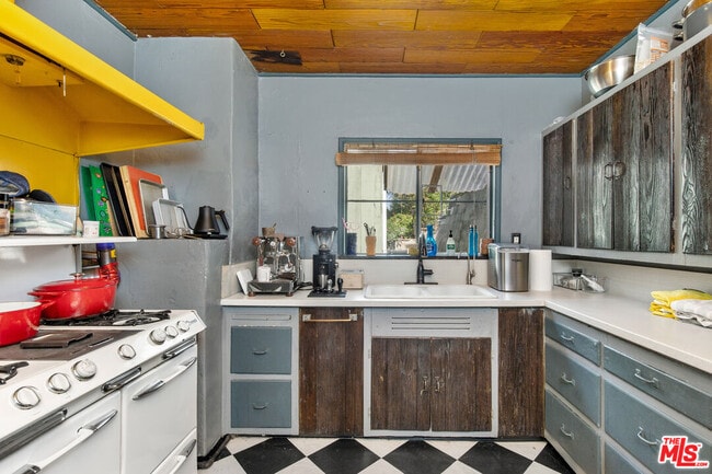 Building Photo - 6933 Vanland Trl