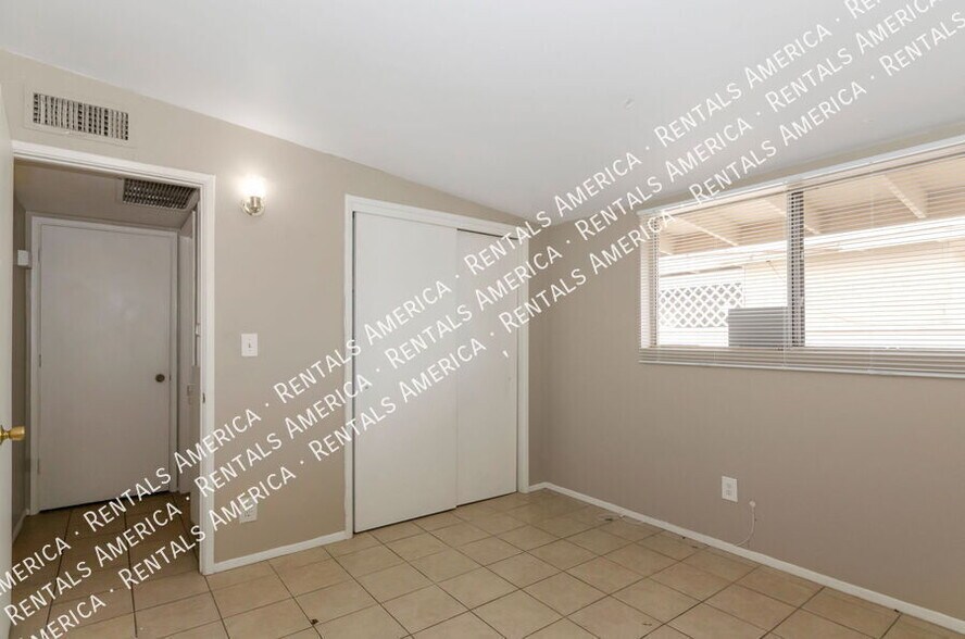 Building Photo - 404 E Yavapai Rd