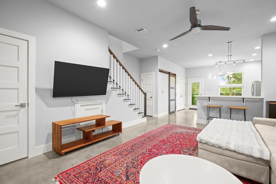 Building Photo - 1220 Delano St