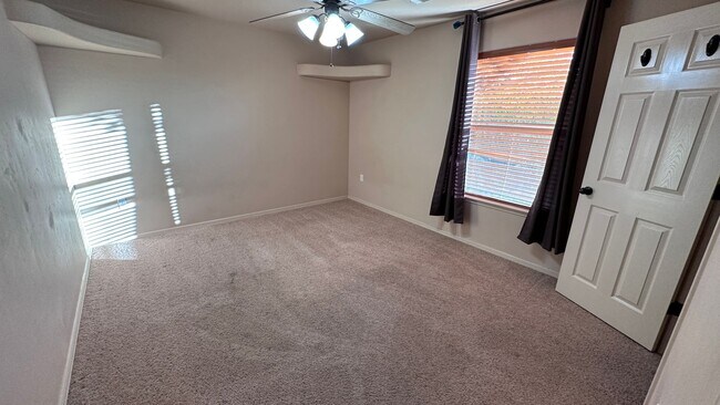 Building Photo - Beautiful 3 Bedroom 2 Bathroom with Low Ma...