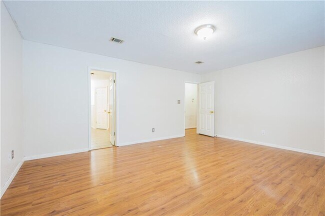 Building Photo - 1010 Laurelleaf Dr