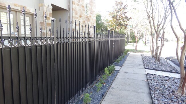 Building Photo - 2101 Elmen St