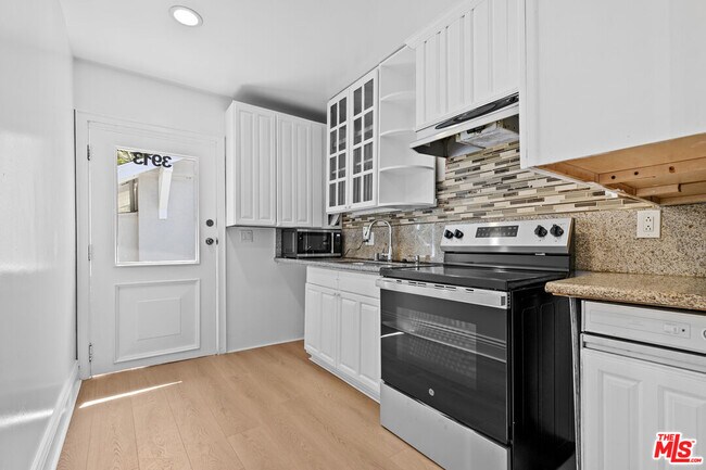 Building Photo - 3913 S Budlong Ave