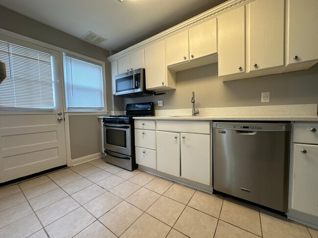 Building Photo - Three-Bedroom House In Parkville