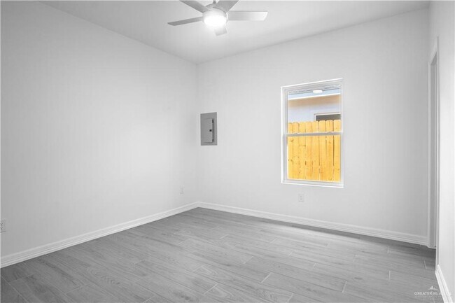 Building Photo - 608 N Onyx Ave