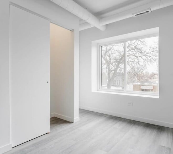 Building Photo - 1712 W Glenlake Ave