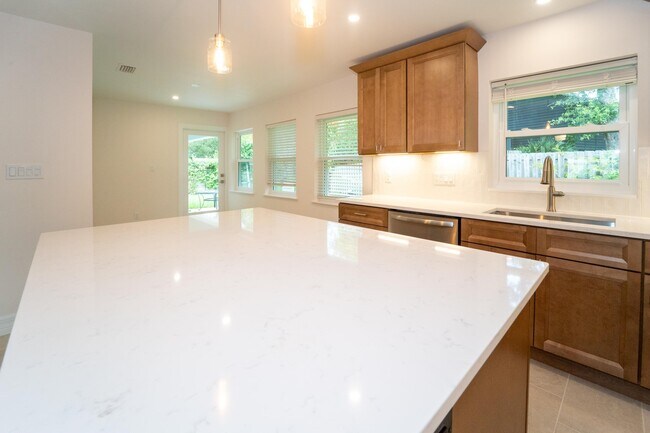 Building Photo - 22 1/2 Fancher Ct