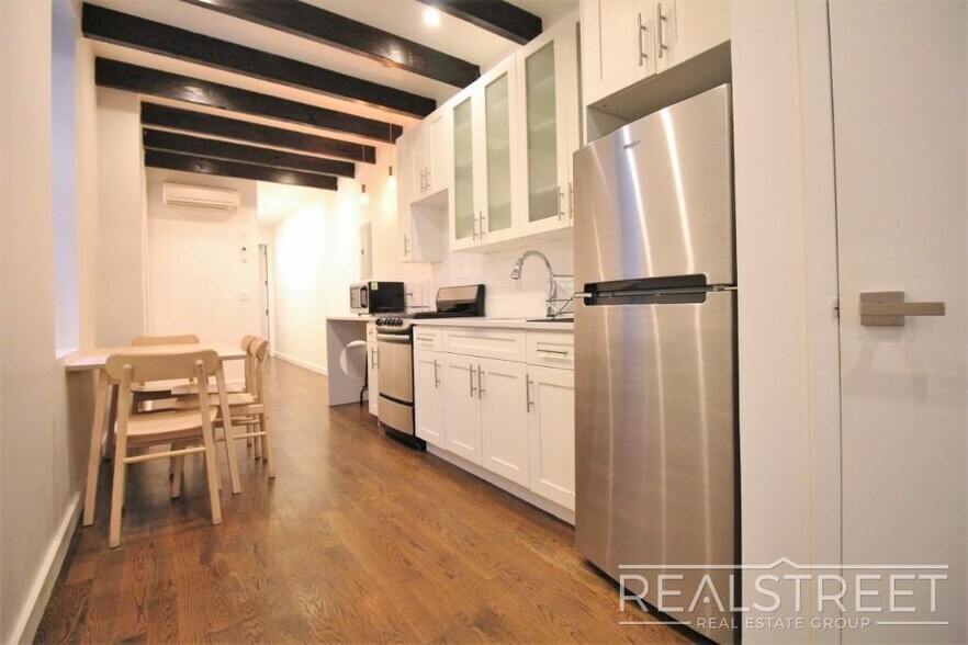 Building Photo - 4 Bed 2 Bath Duplex in BedStuy!