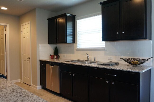 Building Photo - 399 Langely