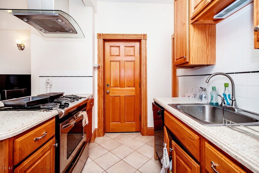 Building Photo - 102 Myrtle St