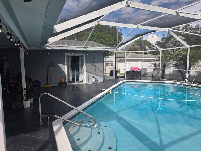 Building Photo - 725 Patricia Ave