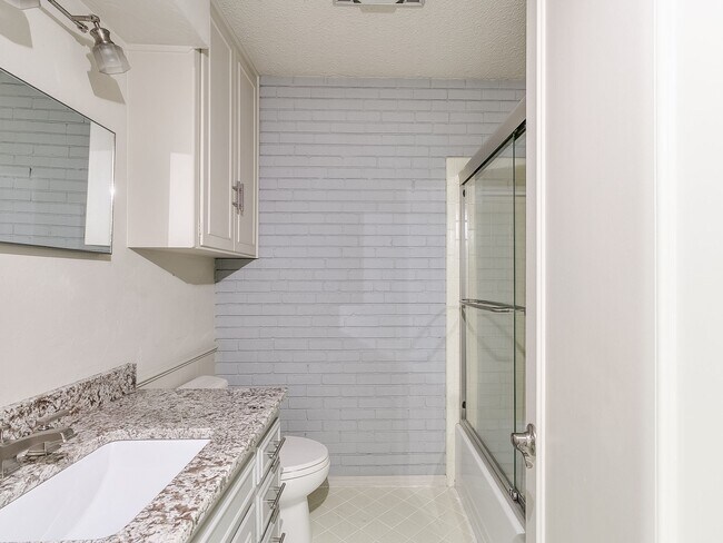 Building Photo - 3063 W Wilshire Blvd