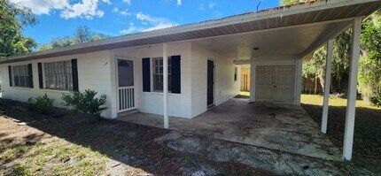Building Photo - 2-bedroom, 1 bathroom duplex is move-in ready