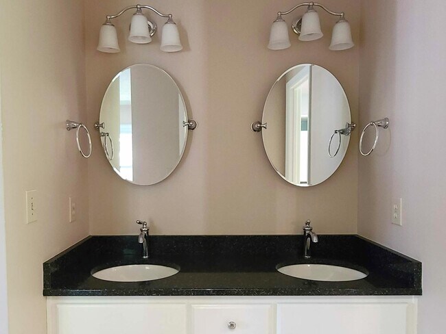Building Photo - 4 BR, 2.5 BA in Woodlake Crossing