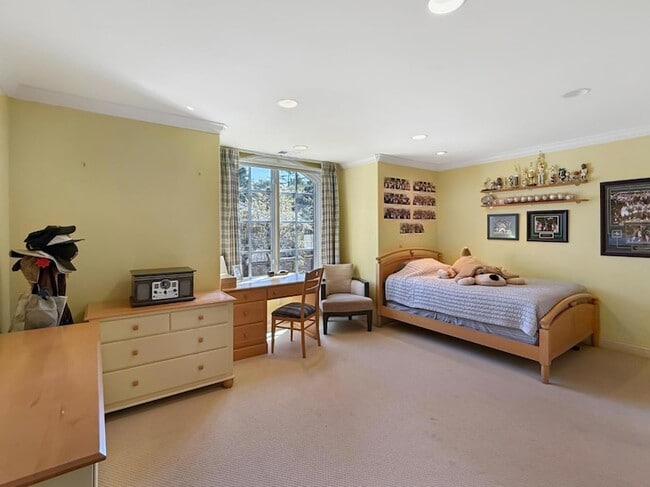 Building Photo - 1526 Hillview Dr