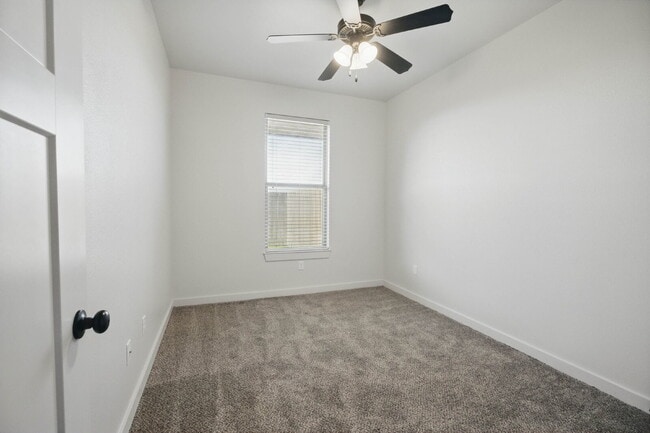 Building Photo - Perfect 2 Bedroom, 2 Bath!