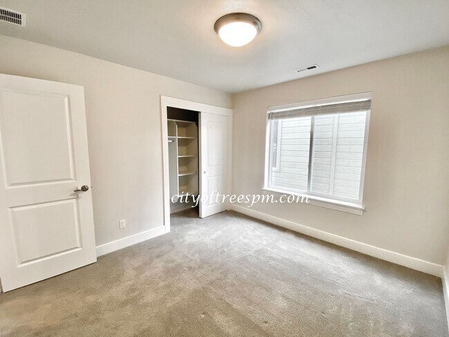 Building Photo - BEAUTIFUL 4 bed 2 1/2 Bath Located in Cent...