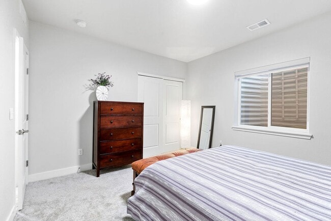 Building Photo - 4 Bedroom, 3 Bathroom 2.8 miles from Old T...