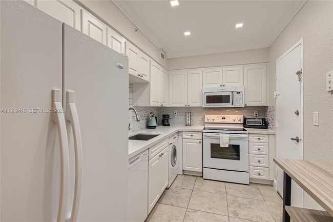 Building Photo - 2501 S Ocean Dr